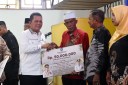 Gubernur Ansar Ahmad menyerahkan bantuan Pemprov Kepri untuk nelayan, petani, guru, mahasiswa, dan rumah ibadah di Lingga.(Diskominfo Kepri)
