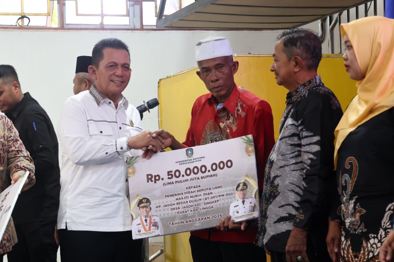 Gubernur Ansar Salurkan Bantuan Rp6 Miliar untuk Nelayan, Petani, Guru, dan Mahasiswa di Lingga