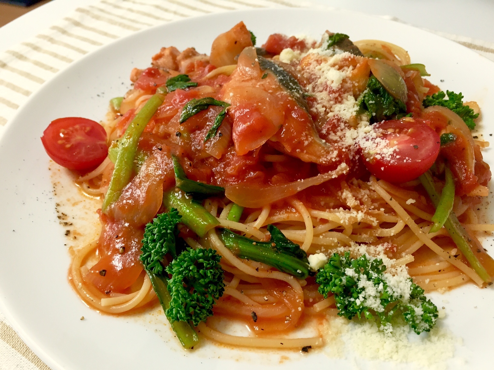 鮭と小松菜の具だくさんトマトソーススパゲッティ: home ＆ meal ～ホーム&ミール～