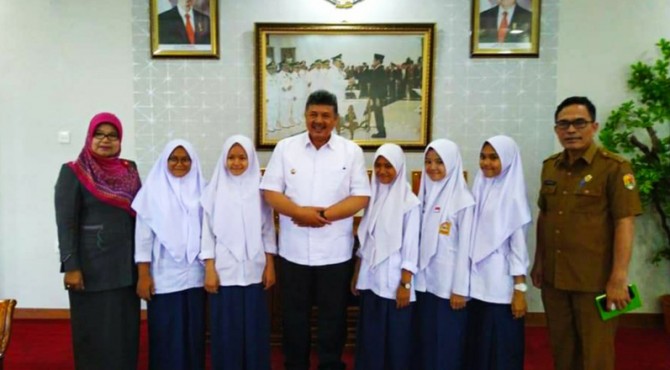 Dilepas Wako, Lima Siswi SMPN 1 Kota Solok Go-Internasional |  KlikPositif.com - Media Generasi Positif