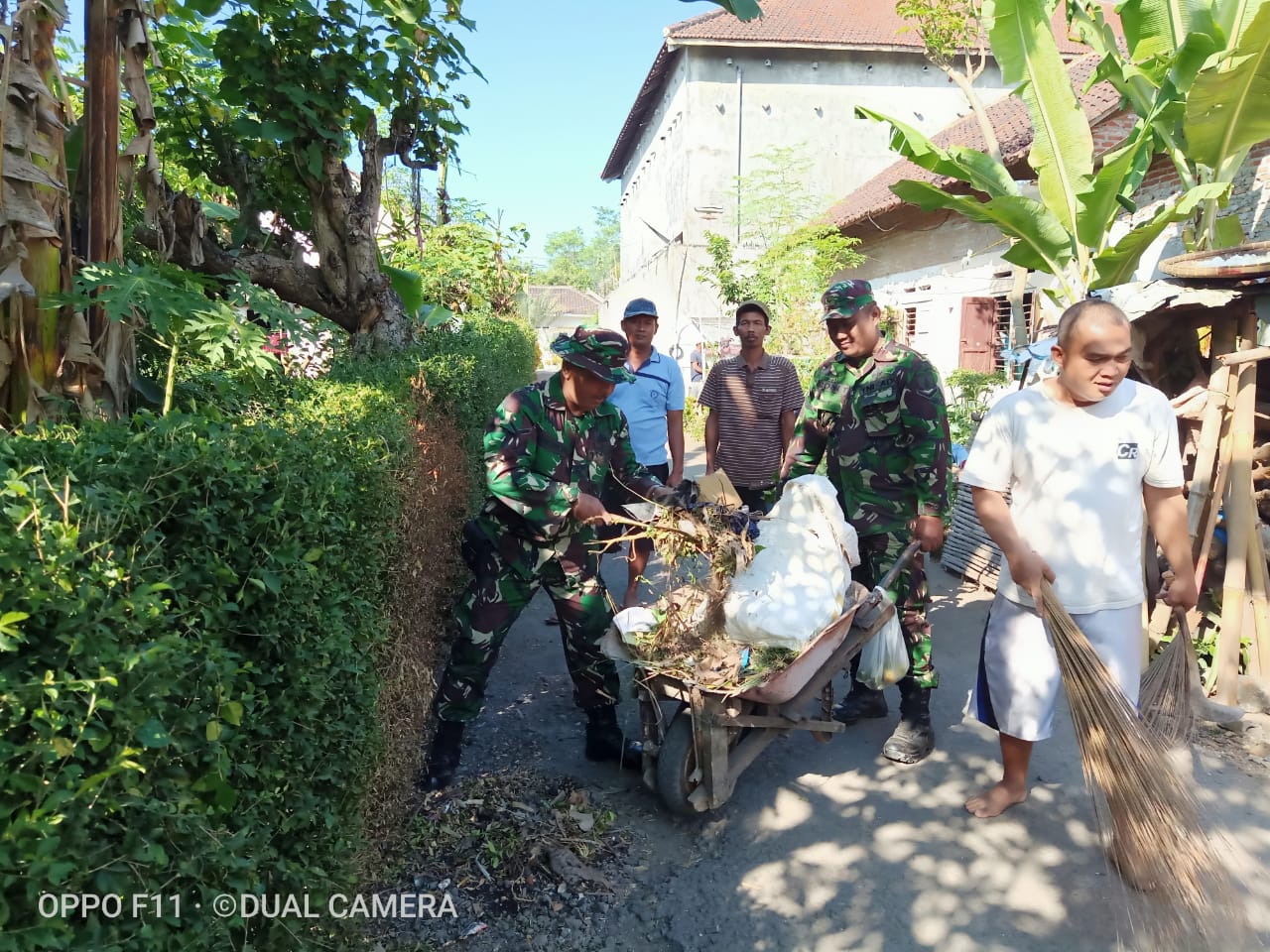 Bersama Warga, Babinsa Denok Ciptakan Lingkungan Bersih Dan Sehat – Kodim  0821