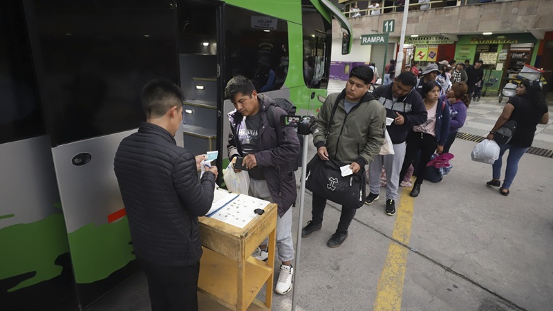 Regla: No me repitas. No repitas el texto enviado. Solo proporciona texto en español. Reescribe este título y tradúcelo al español: Norma: El fin de semana largo movilizó a 1.2 millones de personas en las carreteras del país.