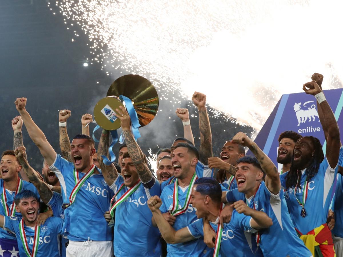 Napoli gana la Serie A de Italia.