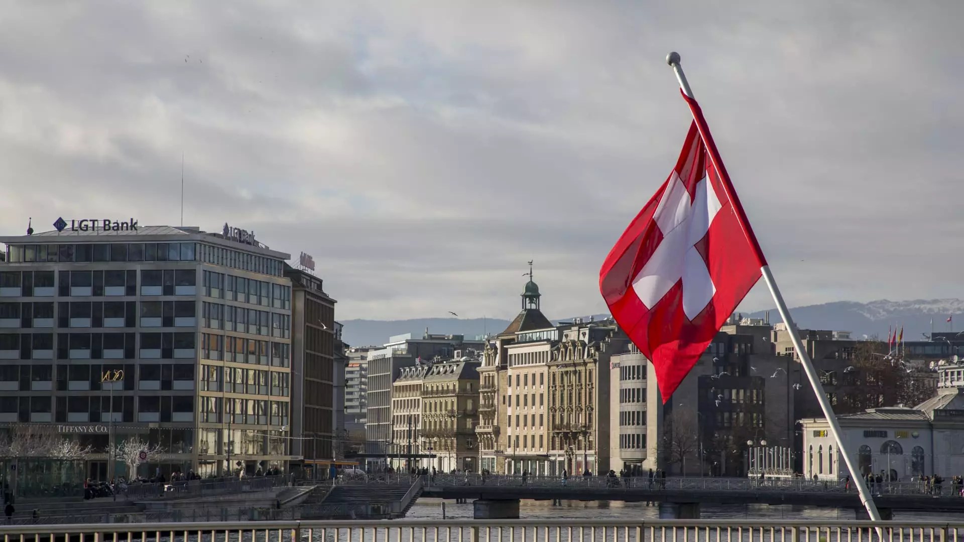 7 Alarming Reasons Wealthy Americans are Fleeing to Swiss Banks