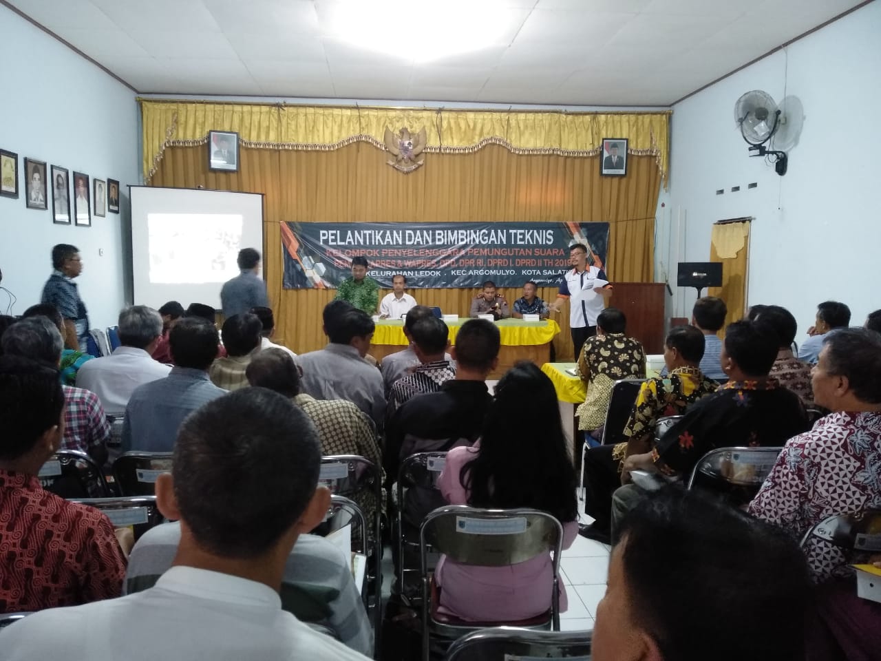 PELANTIKAN DAN BINTEK KPPS DALAM PEMILU SERENTAK 2019 – Kelurahan Ledok –  Pemerintah Kota Salatiga