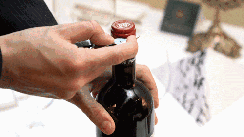 FRENCH TOUCH - Comment ouvrir une bouteille de vin correctement ? |  lepetitjournal.com
