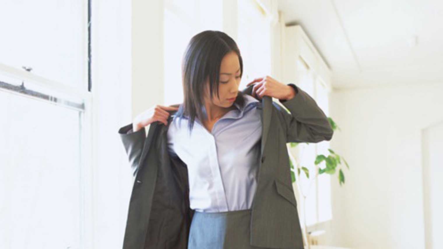 スーツ 脇 汗 女性