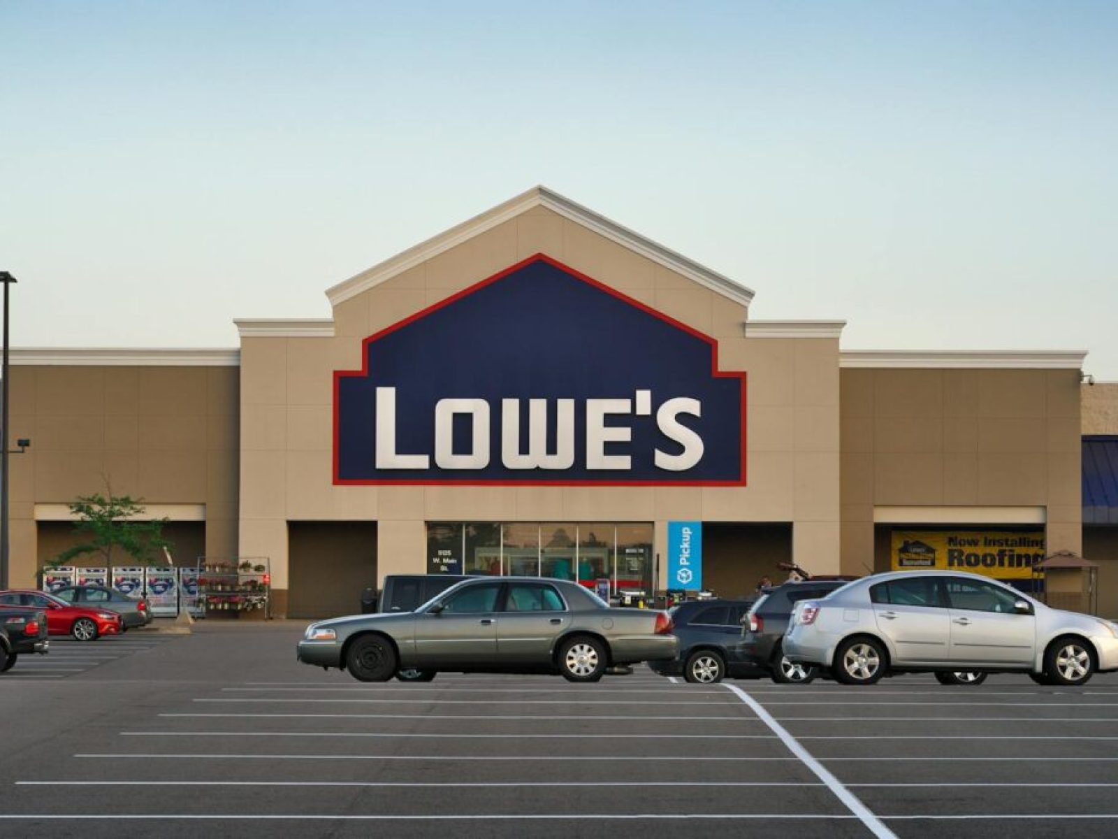Lowe’s Employee Quits After Viral Lift Incident Sparks Debate Over Safety Protocols