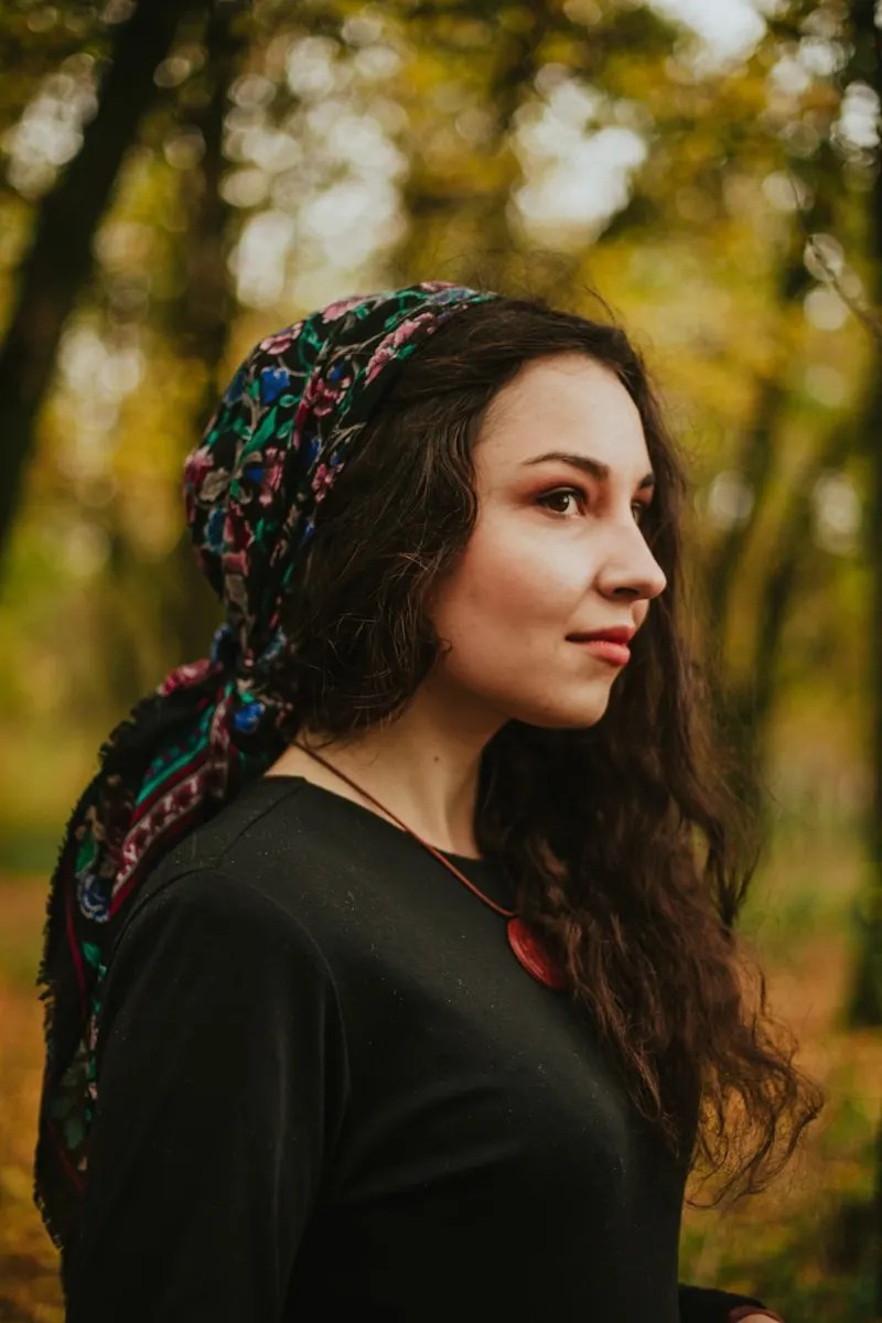 15 Brilliant Hair Scarf Styles To Elevate Your Everyday Look