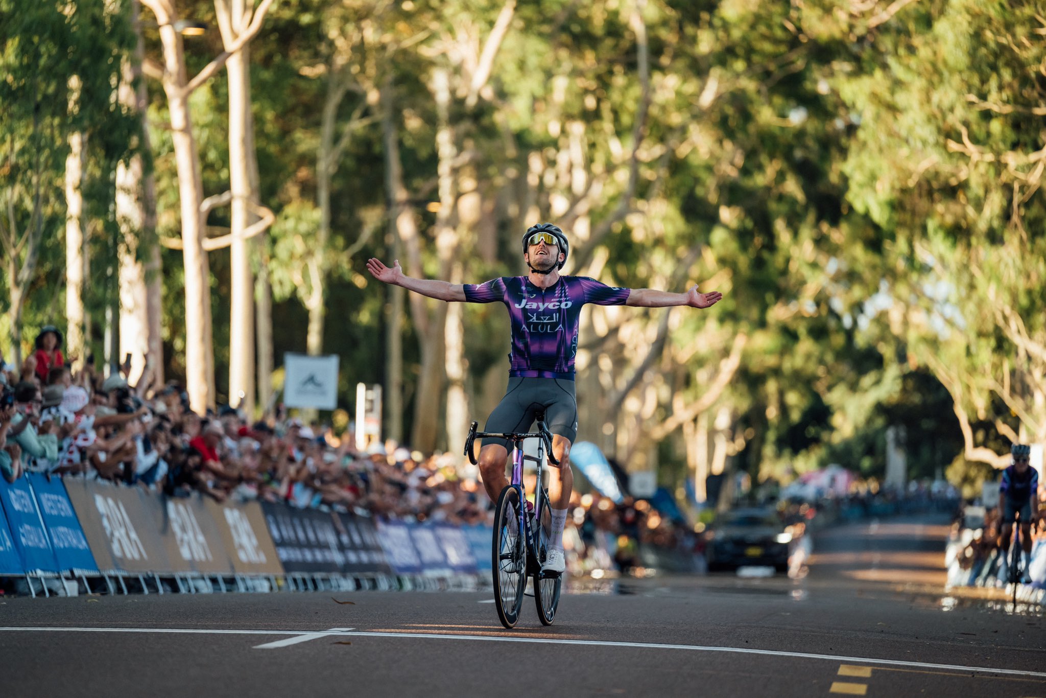 Luke Durbridge wins Australian cycling national road race as three-time defending champ Luke Plapp gifts teammate win