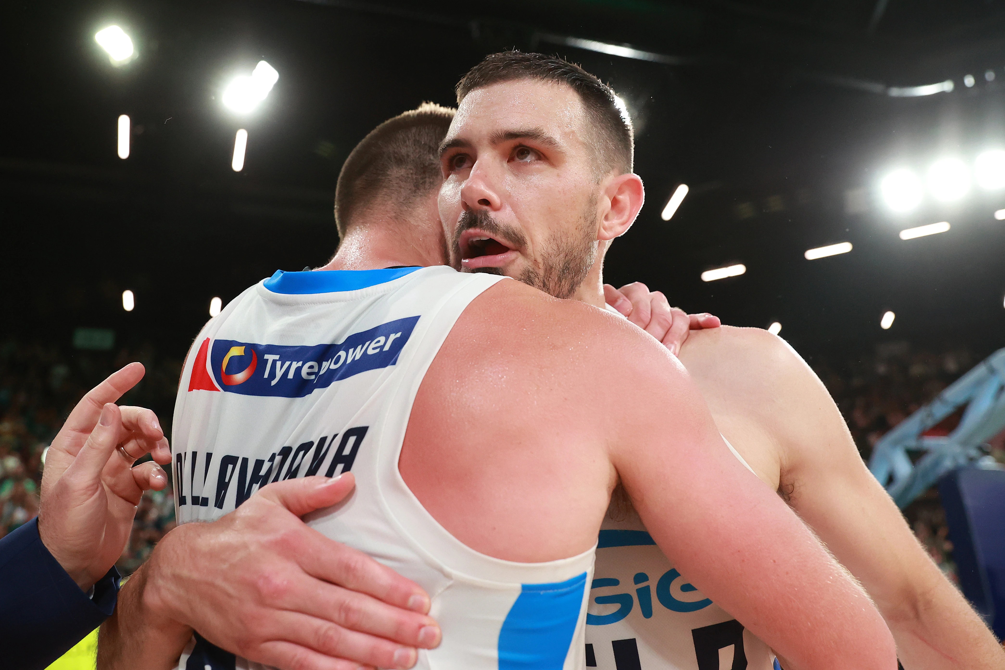 NBL finals series goes to decider as Melbourne United downs Tasmania Jackjumpers 88-86 in game four in Hobart