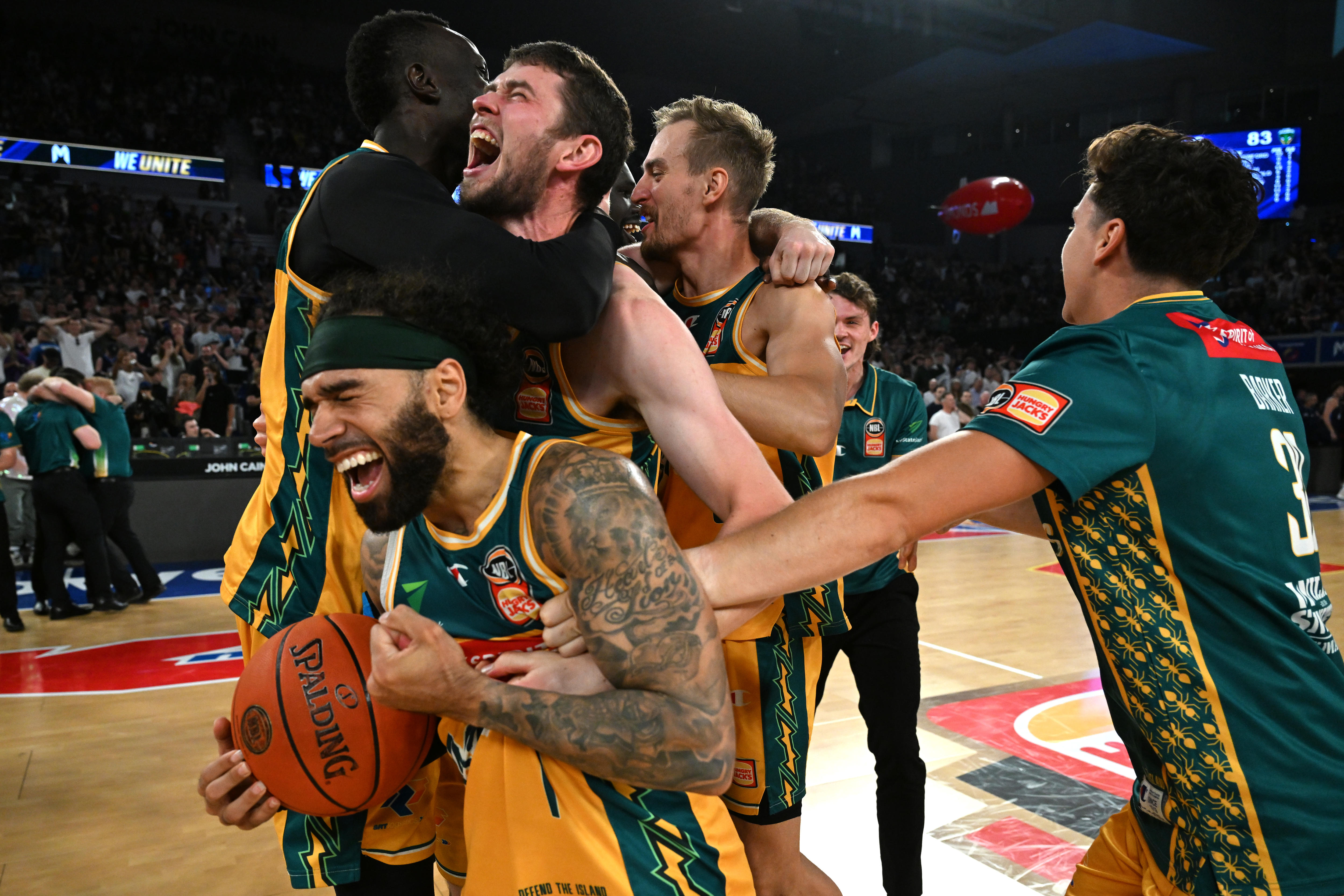 Tasmania JackJumpers win first NBL title, beating Melbourne United 83-81 in decisive game five