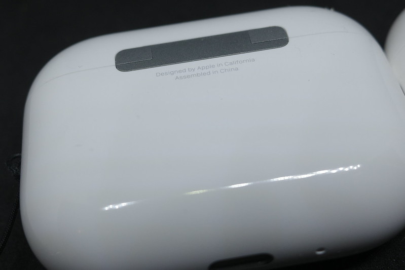AirPods Pro 3 には，ケース背面にBluetooth接続用のボタンが無い