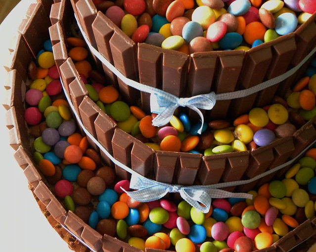 Torta Di Compleanno Con Kitkat E Smarties Per Un Compleanno Speciale Anzi Due Fornellidisalvataggio
