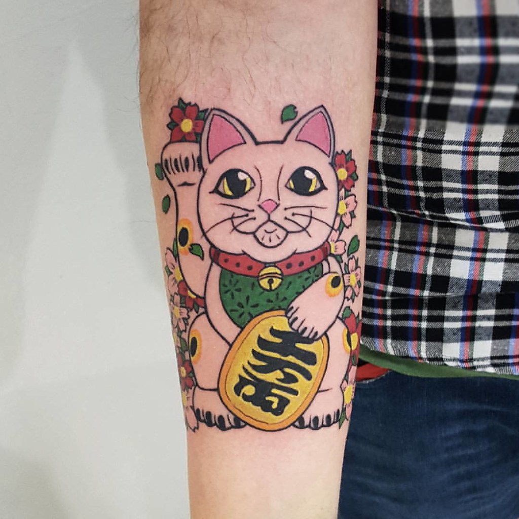 Maneki-Neko (Gato De La Fortuna) Blonde Tattoo Studio Artista Gonzalo # Tattoo #Tatuaje #Piercing #Art #Ink #Elephantstencil #Vikingink #Tattoajesenfoto #Instapic #Good #Like #Like4Like #Instagram #Insta #Blonde #Blondetattoostudio #Llevanosentupiel ... 1024_x_1024_jpg
