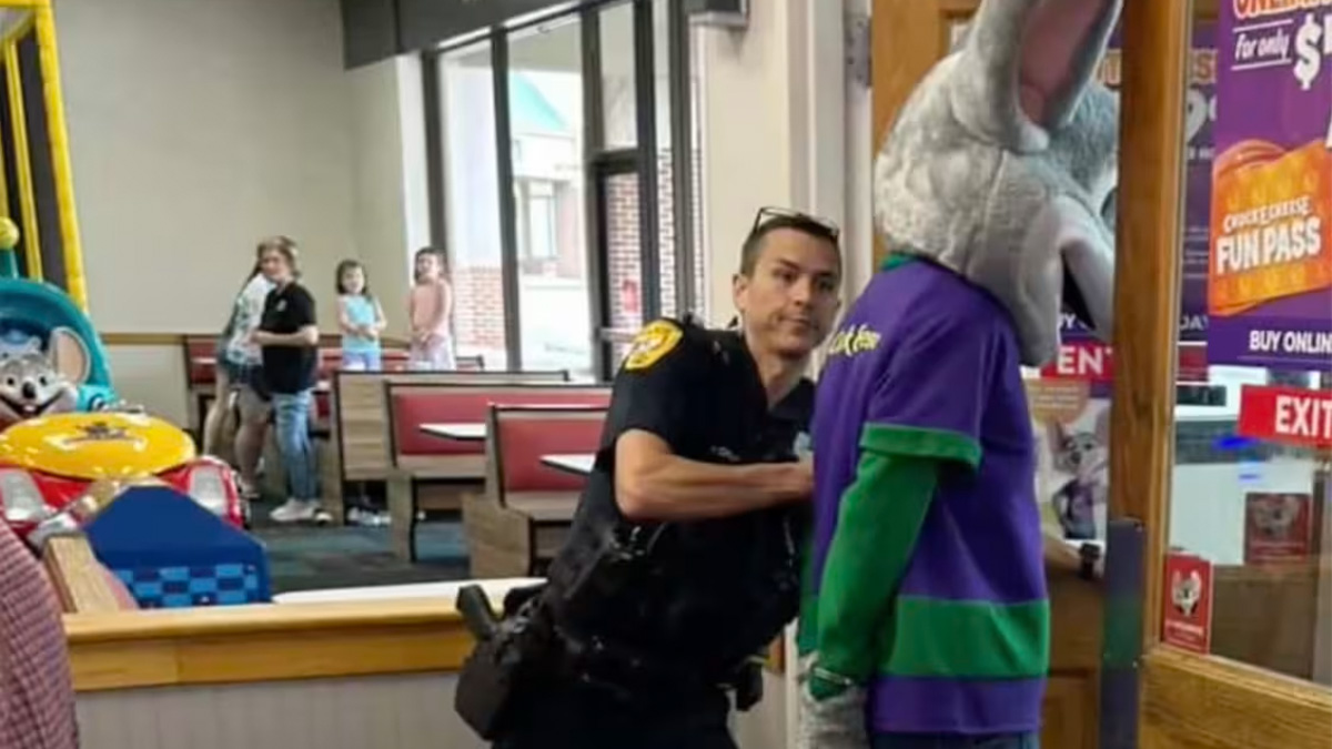 ‘Chuck E. Cheese’ Arrest Caught on Camera
