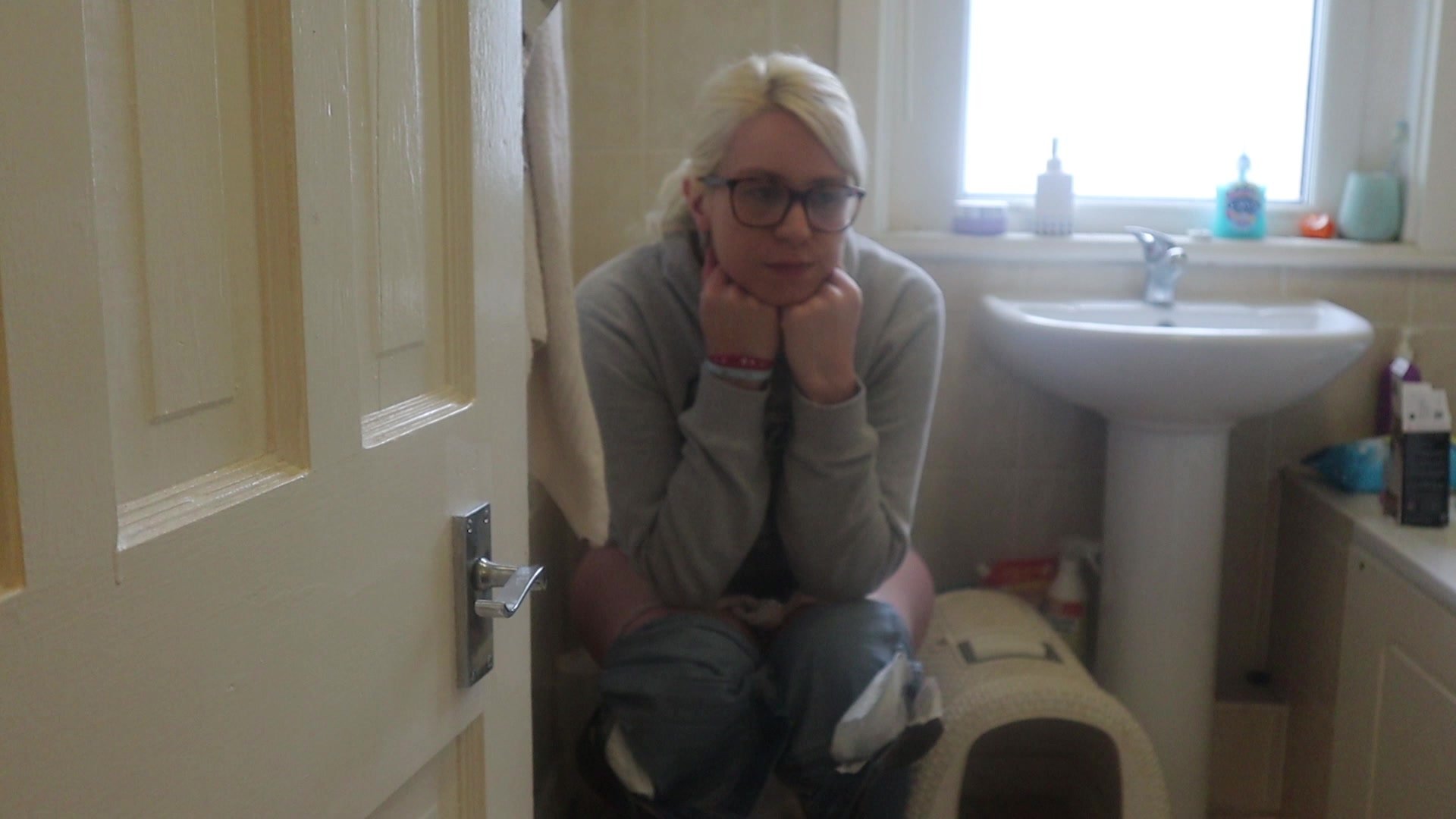 Blonde girl toilet farts - thisvid.com