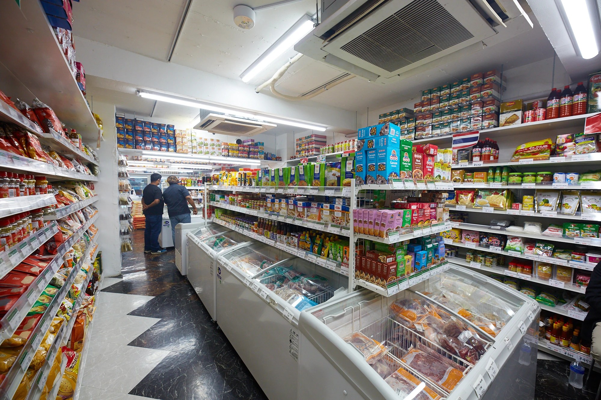 本格パキスタンスイーツとデリの宝庫、新大久保のアジアンスーパーが話題