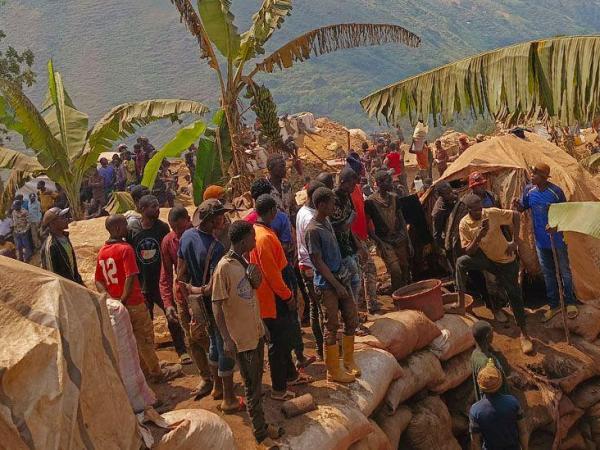 DR Congo rescuers dig with bare hands for trapped miners