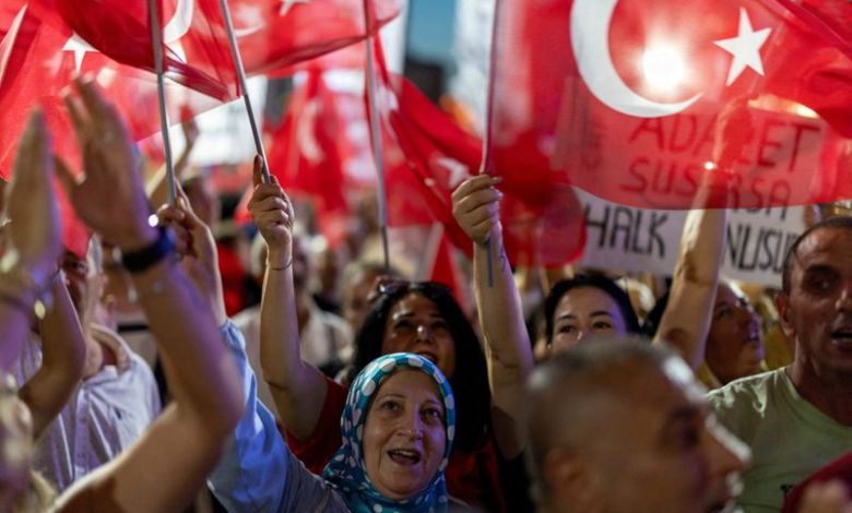 Turkey orders detention of Istanbul district mayor, others in corruption probe, state media says