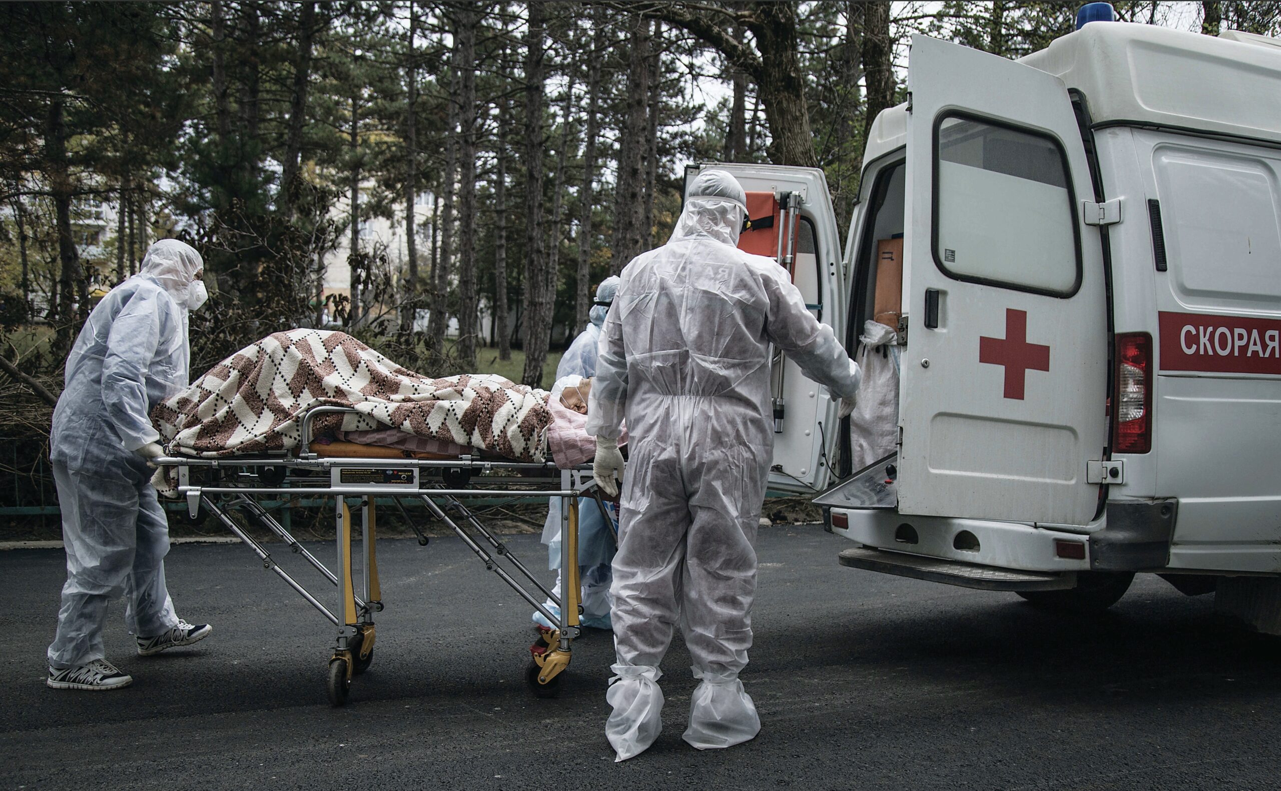 Крымский вице-премьер призвала ценить медработников не только во времена пандемии 1 В Симферополе открыли фотовыставку «История болезни», посвящённую борьбе крымских врачей с пандемией коронавируса. В проекте использованы материалы фотографа «Крымской газеты» Антона Волка. Он побывал в «красной зоне» симферопольской ГКБ № 7 и в евпаторийском госпитале на базе санатория «Прибой». Выставка приурочена к Всемирной неделе иммунизации. «Пандемия коронавируса стала не просто напоминанием о хрупкости человеческой жизни. Она показала всем нам, представителям органов власти, что медработников нужно ценить не только в кризисные времена. О важности труда врачей нужно помнить всегда и больше внимания уделять защите их прав вне зависимости от эпидемий», – отметила вице-премьер Крыма Елена Романовская.