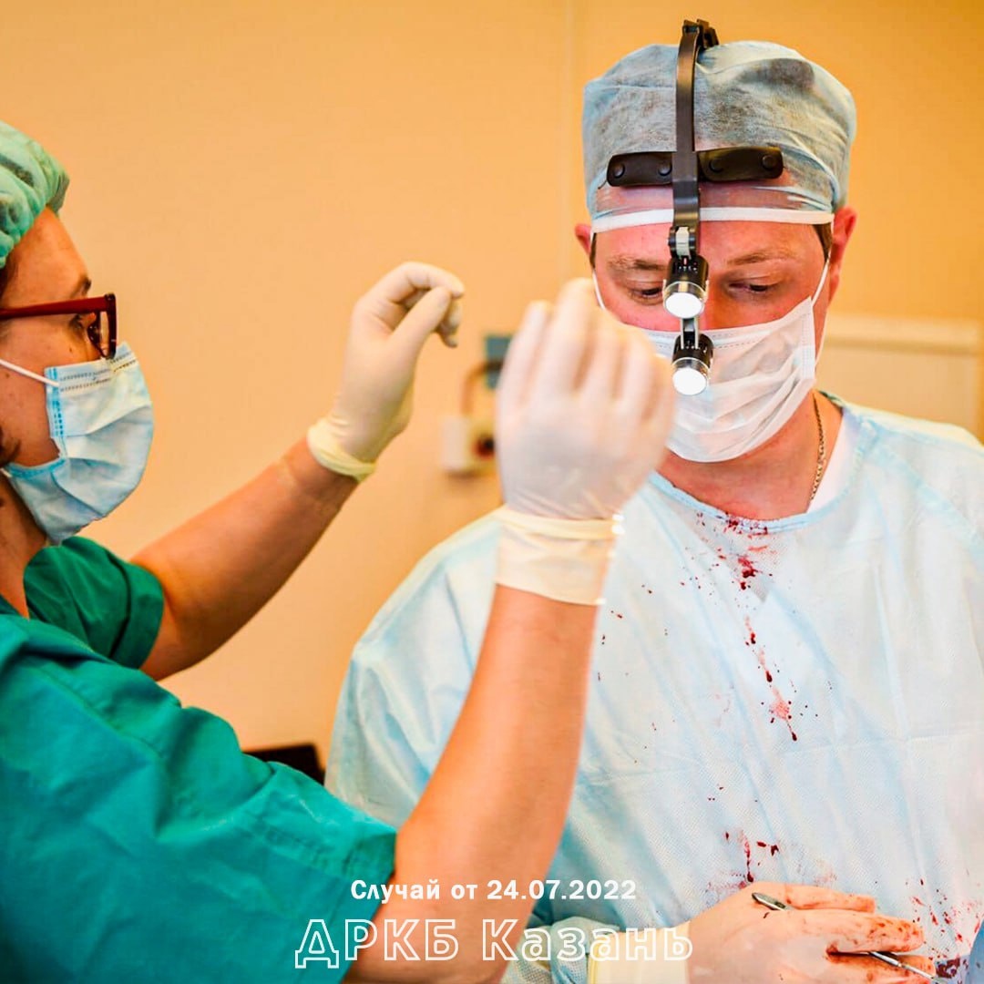 Казанские врачи прооперировали девочку с гигантомастией: грудь весила 5 кг 4 В Казани врачи Детской республиканской клинической больницы и частного маммологического центра провели сложную операцию по уменьшению груди девочке-подростку. Грудь весила уже пять килограммов и привела к искривлению позвоночника (кифоз), сильным головным болям и тяжести при ходьбе. «Со слов мамы, лишь с весны прошлого года (2019) у девочки начали развиваться зачатки молочных желез, а уже в июне пошел их бурный рост. На ощупь молочные железы были очень горячие, что говорило об их постоянном росте. Внешний их вид тоже настораживал, груди опускались до пупочной области», – рассказала врач-гинеколог ДРКБ Лилия Хайруллина.