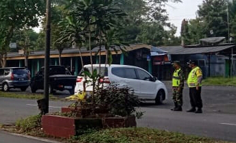 Cegah Pemudik, Polres Malang Lakukan Penyekatan di Check Point Karangkates  - Breaking News