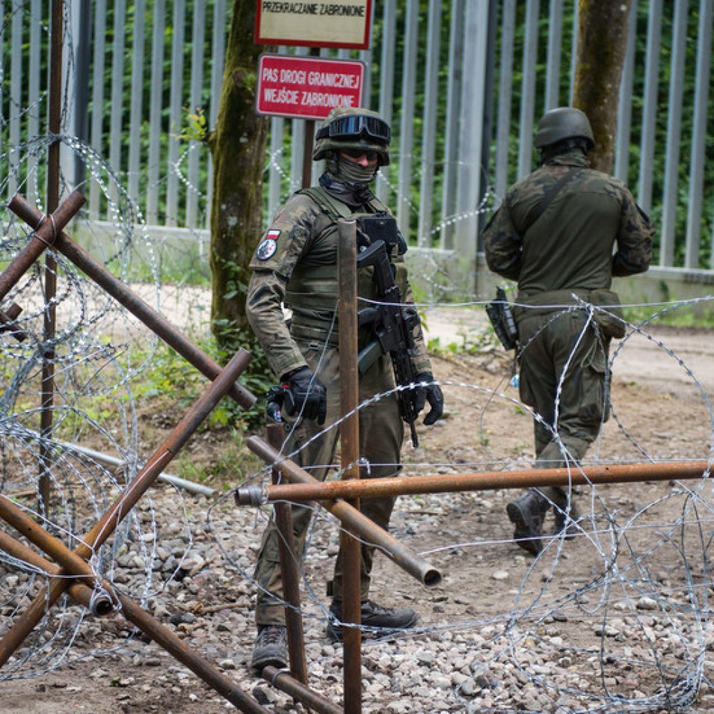 Poland allows border guards to shoot at illegal migrants — RT World News