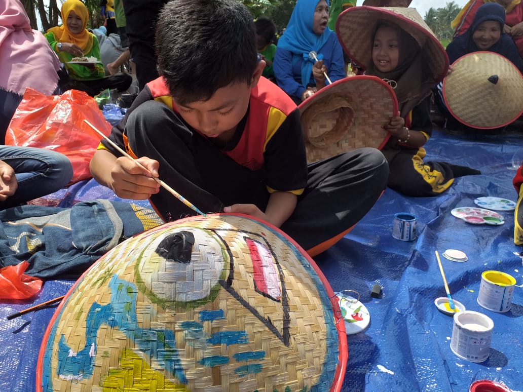 Lomba Melukis Caping dalam Agenda Gerakan Tanam Padi Milenial | Mimbar Untan