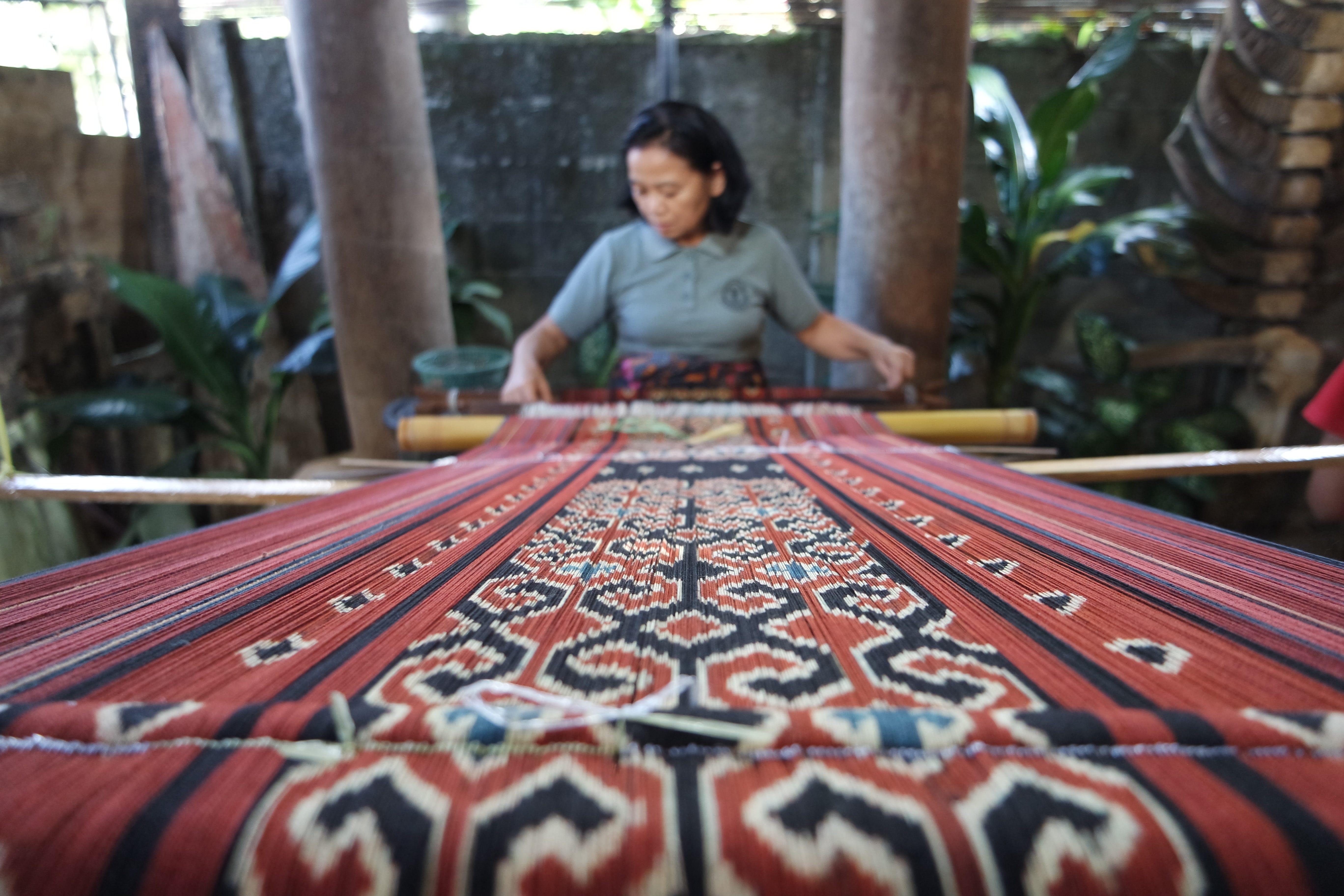 Tenun dari Negeri di Awan. Toraja, Provinsi Sulawesi Selatan | by Kain Kita  (Kain by Indonesia) | Kain Kita | Medium