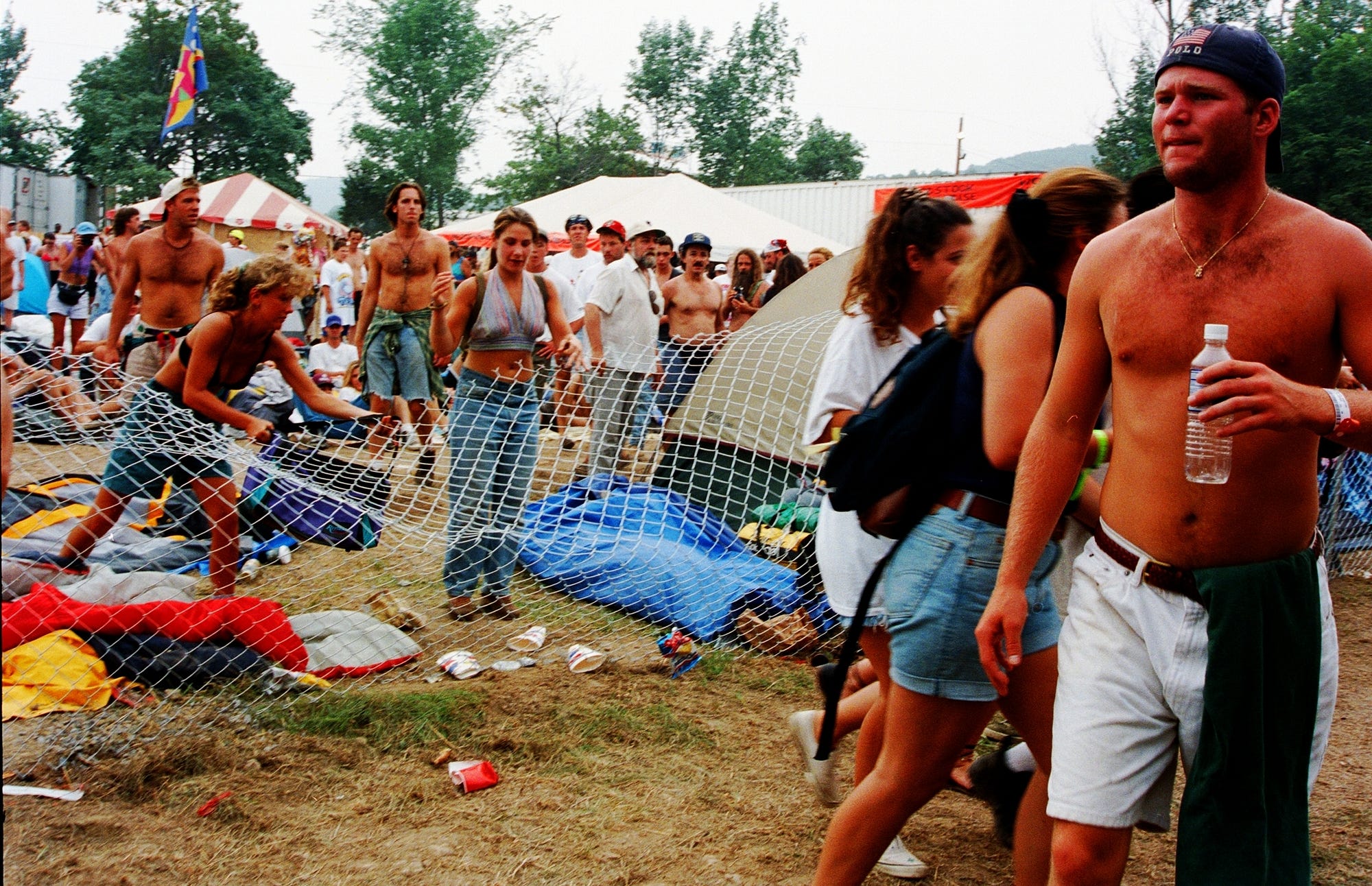 Its the 25th Anniversary of the 25th Anniversary of Woodstock! | by Thomas Golianopoulos | GEN Look woodstock femme