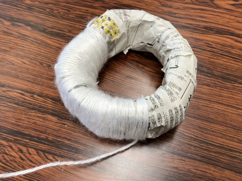 毛糸でカラフル♪ポンポンのクリスマスリース作り！ – モアモアショップ