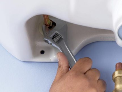 Нужно ли крепить ножку раковины-тюльпан раковина с пьедесталом к полу, если нужно, то чем