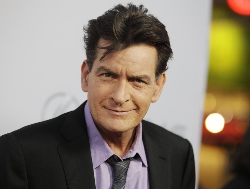 Charlie Sheen admite sobredosis, extorsiones y tener tenido relaciones sexuales con hombres