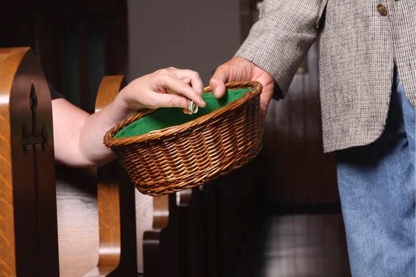 ¿Espinela en iglesias convertido en mercados de subasta?