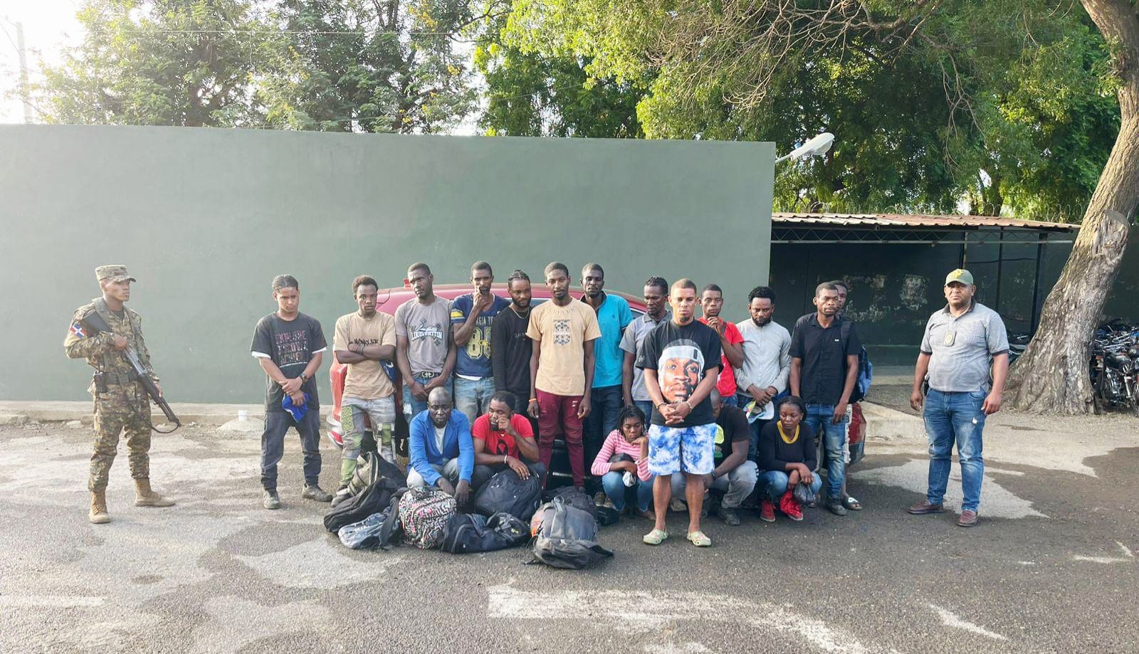 Ejército ocupa transporte con 17 indocumentados en Montecristi