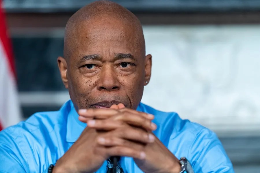 El corregidor de Nueva York, Eric Adams, se retira de la carrera a la reelección El corregidor de Nueva York, Eric Adams, se retira de la carrera a la reelección