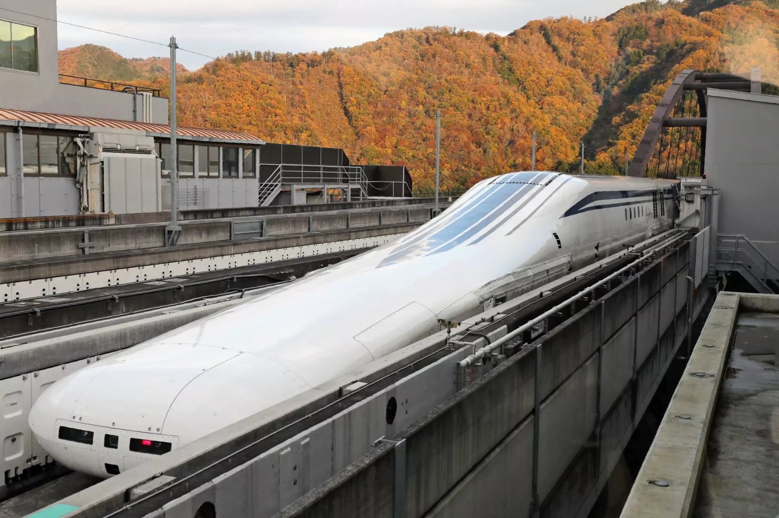 Reportero queda sin palabras al ver producirse el tren Maglev japonés a 310 mph