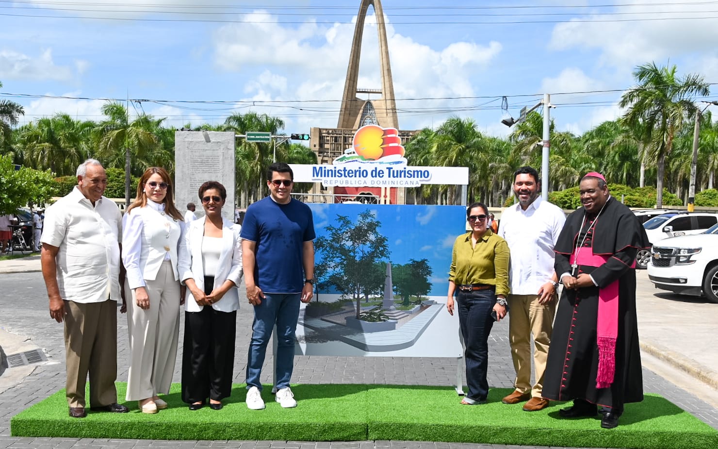 Ministro de Turismo deja iniciada reconstrucción del parque de la Mujer y aceras más o menos de la Alcázar de Higüey