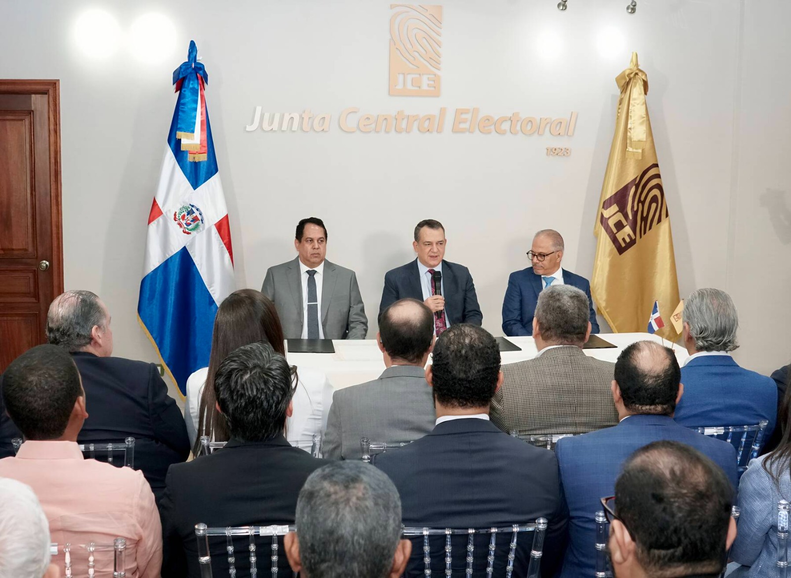 JCE firma resolución con consorcio EMDOC para renovación de la Cédula de Identidad y Electoral