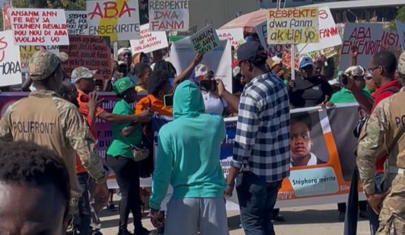Haitianos protestan en puente fronterizo para exigir razón por asesinato de Sephora Anne-Mircie