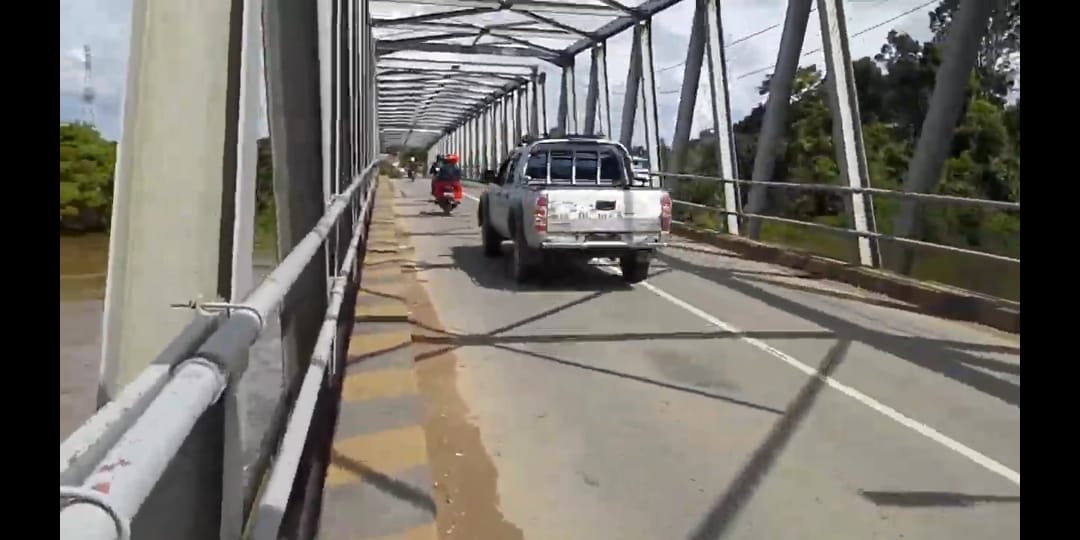 Oprit Jembatan Jelarai Diperbaiki, Polisi Alihkan Arus Lalu Lintas ke Akses  Ini - Narahubung.id