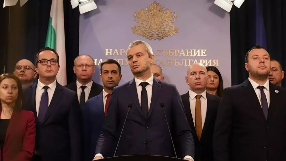 Трима депутати бягат: „Възраждане” се цепи
