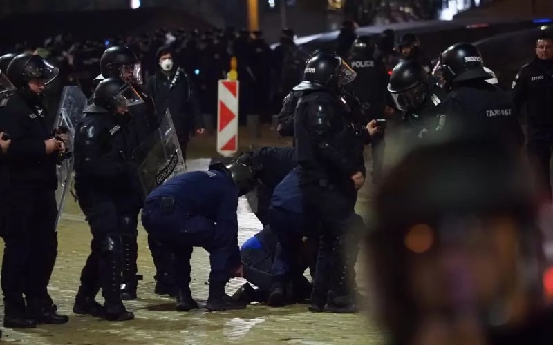 Вандали потрошиха центъра на София, нахлуха в клуб на ГЕРБ (ВИДЕО)