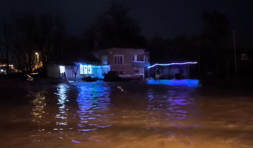 България бедства: Скъсана дига заля село, затвориха пътища и фериботи