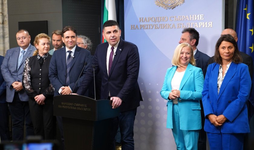 Честитка: Всички заплати замръзват