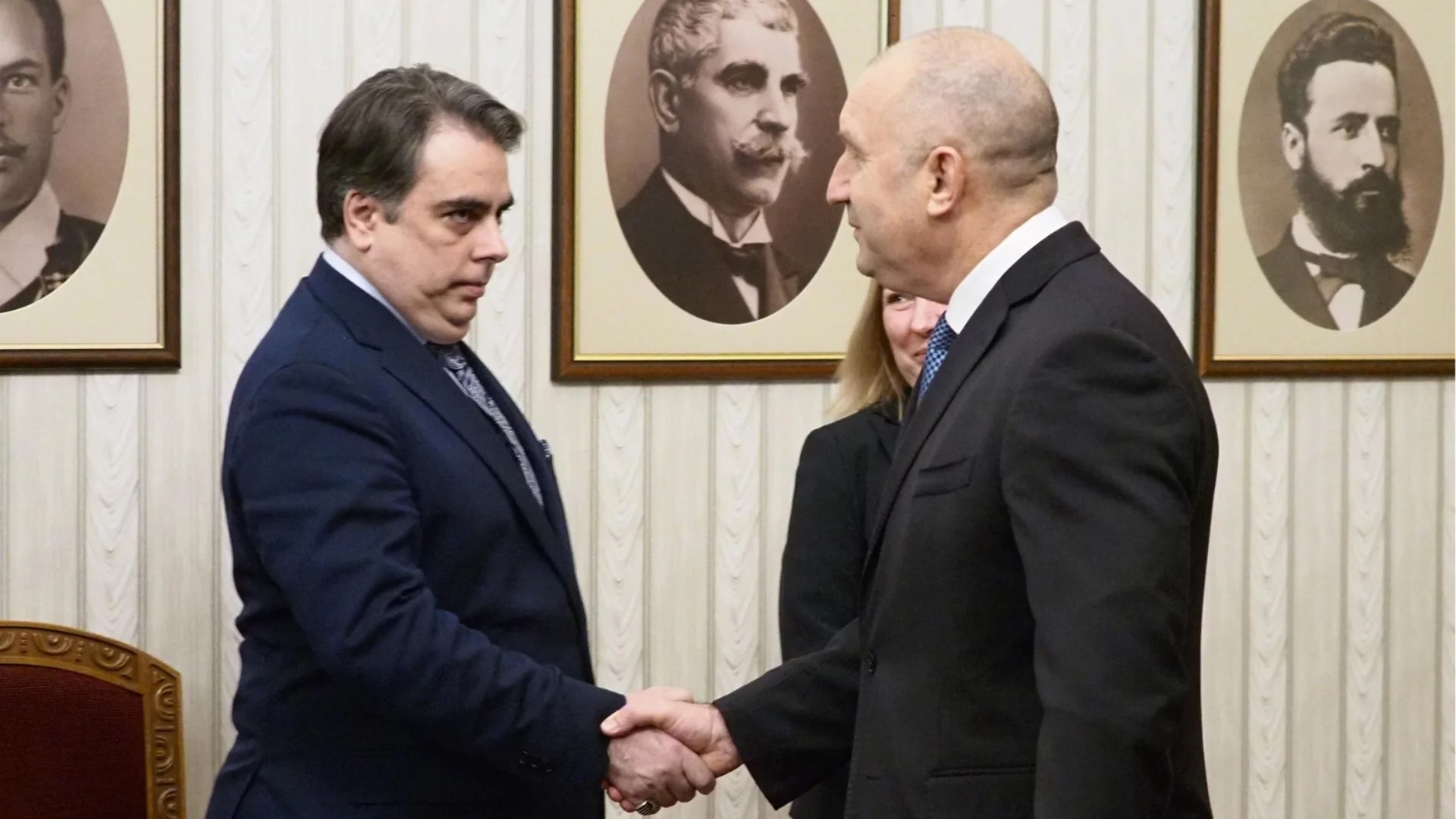 Асен Василев нападна създателя си Румен Радев