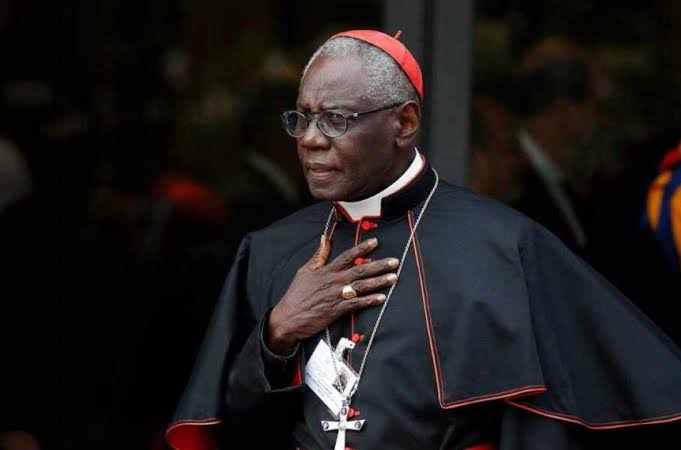 “A mulher é a criatura mais bela da criação, e não há nada mais repugnante do que um home tentando imitá-la”, diz Cardeal Robert Sarah