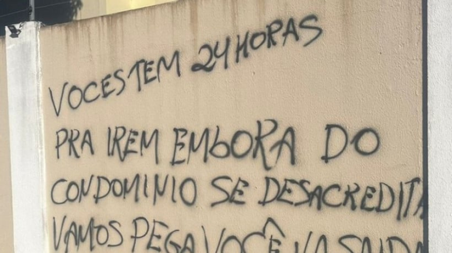 “Vocês tem 24 horas pra irem embora”, diz pichação feita por criminosos faccionados em Fortaleza