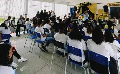 Escola de Curitiba pede que aluno pare de evangelizar colegas em intervalo; direção cita Estado laico